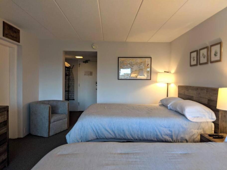 Cute Lower Level Cedar Lodge Room With Balcony & Lake Views! Laconia Ngoại thất bức ảnh