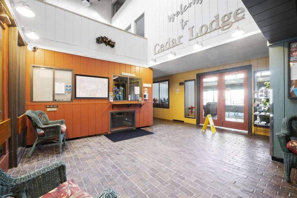Cute Lower Level Cedar Lodge Room With Balcony & Lake Views! Laconia Ngoại thất bức ảnh