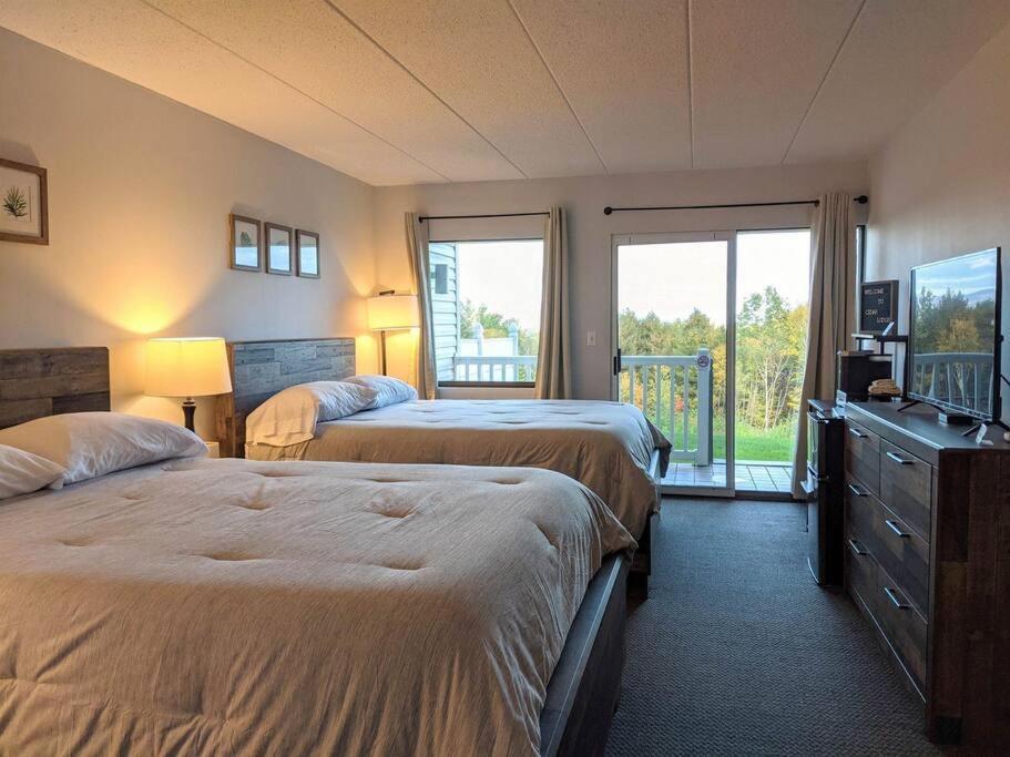 Cute Lower Level Cedar Lodge Room With Balcony & Lake Views! Laconia Ngoại thất bức ảnh